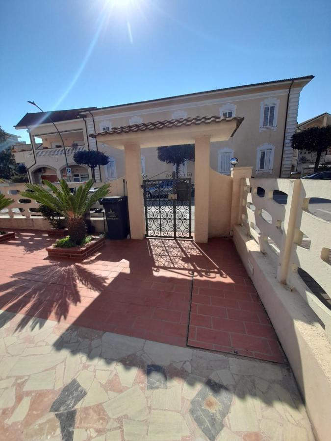 Bouganville Casa Vacanza Ambiente Climatizzato Con Wi Fi Pineto Exteriör bild