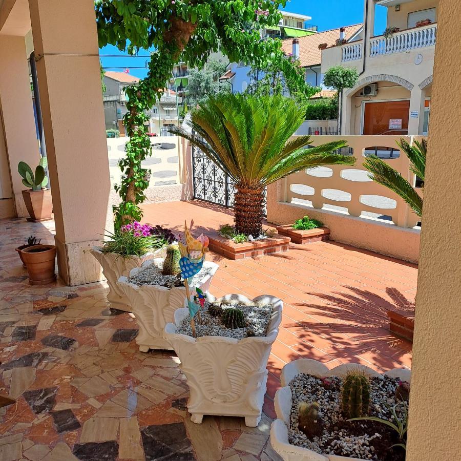 Bouganville Casa Vacanza Ambiente Climatizzato Con Wi Fi Pineto Exteriör bild