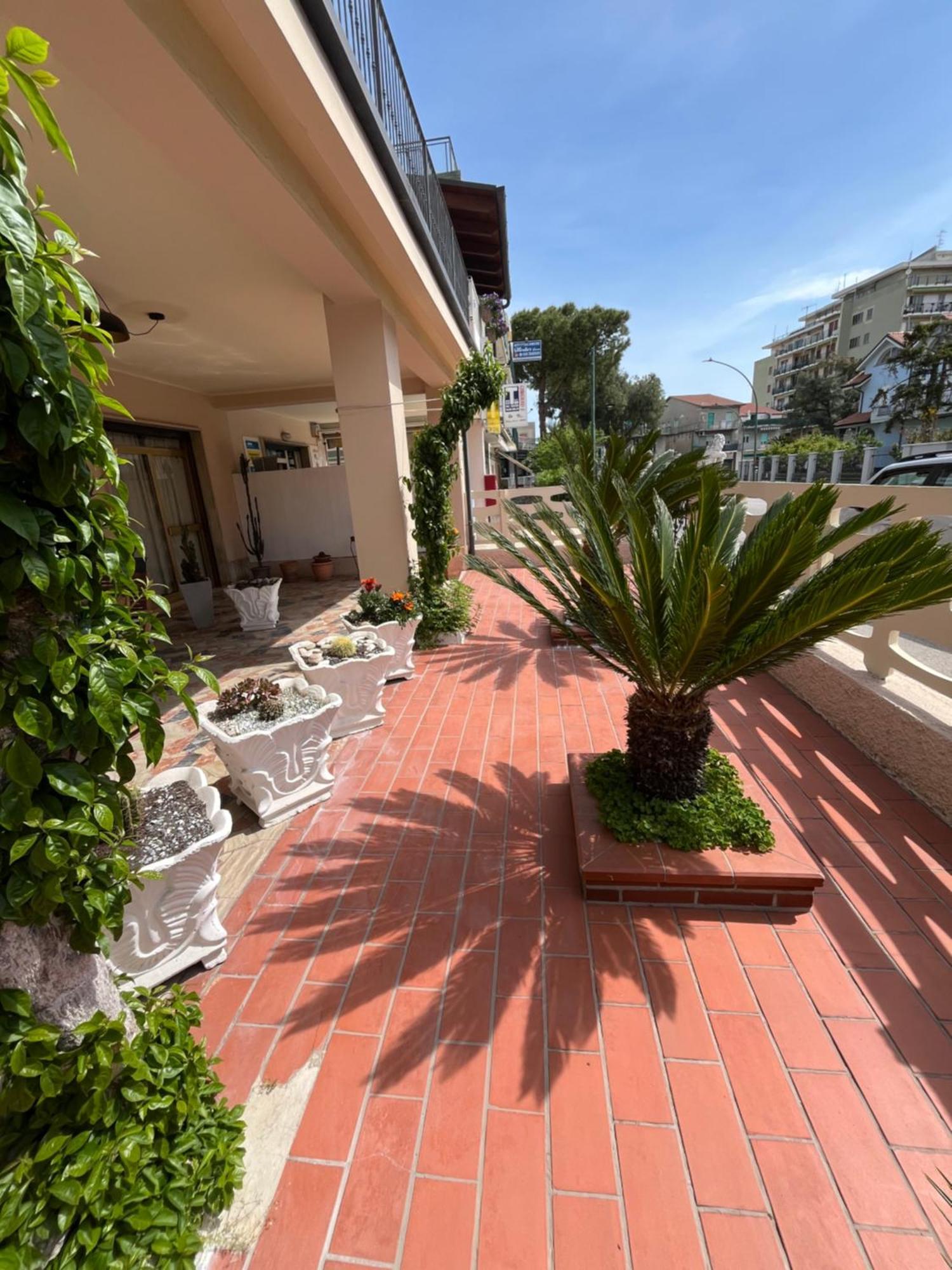 Bouganville Casa Vacanza Ambiente Climatizzato Con Wi Fi Pineto Exteriör bild